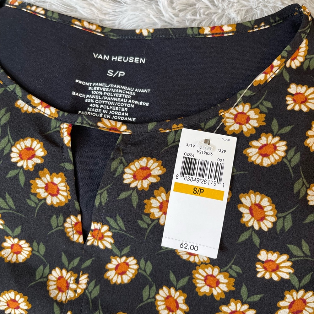 ⭐️NWT Van Heusen blouse size Small Petite Black Floral